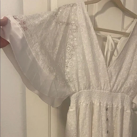 Elegant White Lace Women Top - Picture 2 of 3